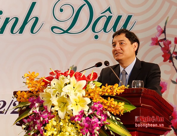 Bí thư Tỉnh ủy Nguyễn Đắc Vinh mong đồng bào Nghệ An sinh sống ở nước ngoài sau khi ổn định cuộc sống, vượt qua những khó khăn, rào cản nơi đất khách quê người, sẽ quay trở lại đầu tư tại Nghệ An. Ảnh: Đức Anh