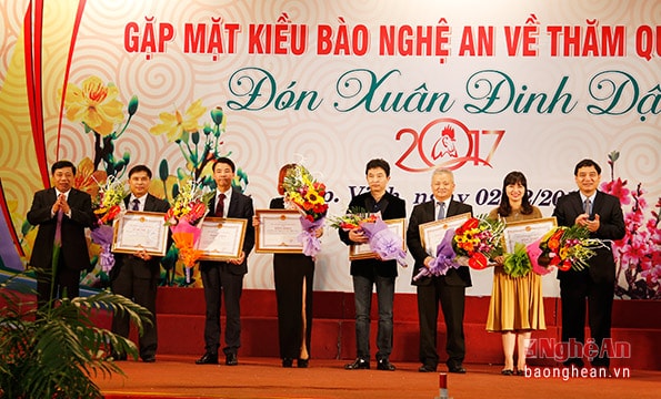 Trao tặng bằng khen của Chủ tịch UBND tỉnh cho các tập thể, cá nhân có thành tích xuất sắc trong hoạt động đối ngoại của người Nghệ An tại nước ngoài và đóng góp tích cực cho công tác giúp đỡ người dân bị thiên tai lũ lụt trên địa bàn Nghệ An. Ảnh: Đức Anh