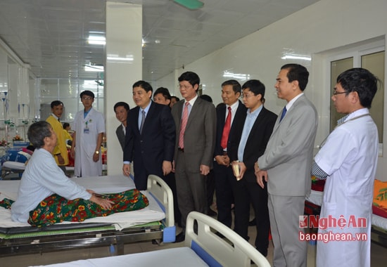 Bí thư Tỉnh ủy, Nguyễn Đắc Vinh và đoàn công tác thăm hỏi, động viên và tặng quà chúc Tết bệnh nhân đang điều trị tại khoa Hồi sức tích cực thận nhân tạo.