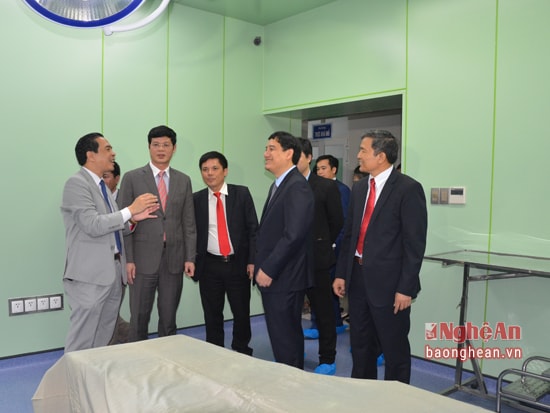 Bác sỹ Nguyễn Hồng Trường- Giám đốc Bệnh viện Đa khoa Thành phố Vinh giới thiệu hệ thống phòng mỗ được đầu tư đạt tiêu chuẩn quốc tế của Bệnh viện Đa khoa Thành phố Vinh.