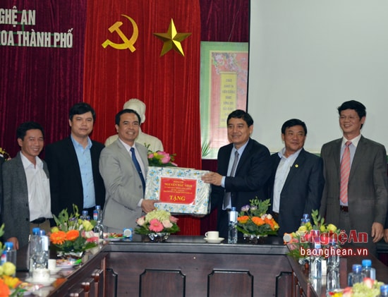 Bí thư Tỉnh ủy, Nguyễn Đắc Vinh tặng quà chúc tết đội ngũ y sỹ, bác sỹ của Bệnh viện Đa khoa Thành phố Vinh.