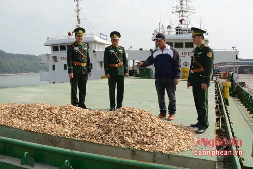 Cán bộ chiến sĩ Đồn Biên phòng Cửa khẩu Cảng Cửa Lò – Bến Thủy kiểm tra tàu thuyền, phòng chống gian lận thương mại trong Tết. Ảnh: Thanh Sơn