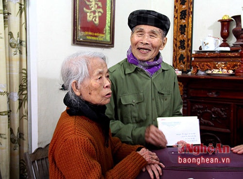 Vợ chồng ông Phan Thanh Đoàn, bà Nguyễn Thị Thanh đều đã hơn 90 tuổi đời, 70 năm tuổi đảng.