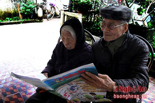 Chiều chiều bà vẫn thường đọc báo cho ông nghe.