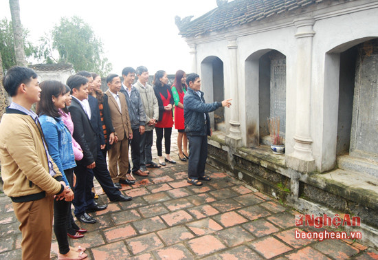 -Các cụ cao niên trong xã Võ Liệt đang giới thiệu về các bia đá ghi dnh 445 người đậu đạt của xã và của huyện Thanh Chương
