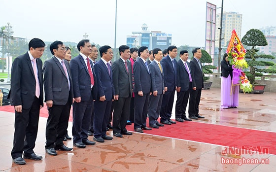 Đoàn đại biểu Tỉnh ủy, HĐND, UBND, Ủy ban MTTQ Việt Nam tỉnh Nghệ An đến dâng hoa tại Quảng trường Hồ Chí Minh. Ảnh Thành Duy.