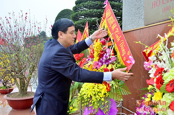 Thay mặt đoàn đại biểu tỉnh, đồng chí Nguyễn Đắc Vinh - Ủy viên Ban Chấp hành Trung ương Đảng, Bí thư Tỉnh ủy, Trưởng đoàn ĐBQH tỉnh dâng hoa tưởng niệm Chủ tịch Hồ Chí Minh. Ảnh Thành Duy.