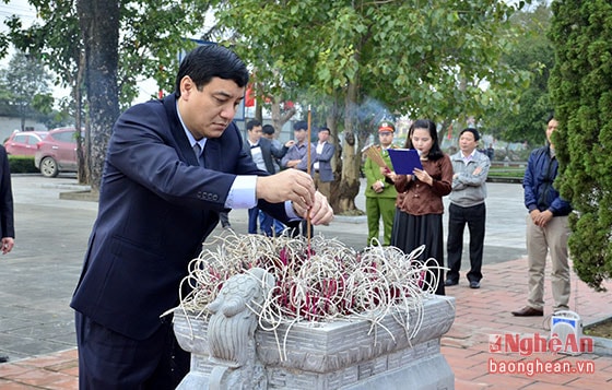 Bí thư Tỉnh ủy Nguyễn Đắc Vinh dâng hương tưởng niệm trước phần mộ các Anh hùng liệt sỹ tại Khu Di tích Xô Viết Nghệ Tĩnh. Ảnh Thành Duy.