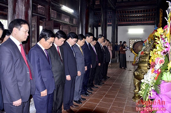 Đoàn đại biểu Tỉnh ủy, HĐND, UBND, Ủy ban MTTQ Việt Nam tỉnh Nghệ An thành kính