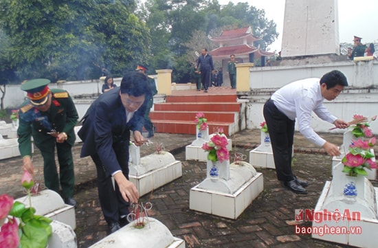 Lãnh đạo huyện và các đảng viên thắp hương trên các phần mộ các liệt sỹ tại Nghĩa trang huyện Con Cuông.