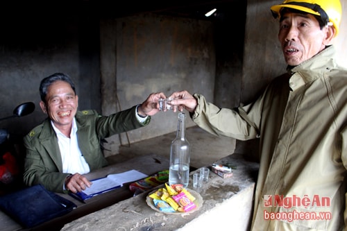 11. Phiên chợ bò đầu Xuân khác ngày thường là có thêm rượu, kẹo bánh để mời khách, do ban quản lý đã “chưng” sẵn nơi ô cửa, mọi người tự do đến ăn uống vui tươi, chúc mua may, bán đắt. Ảnh : Huy Thư.