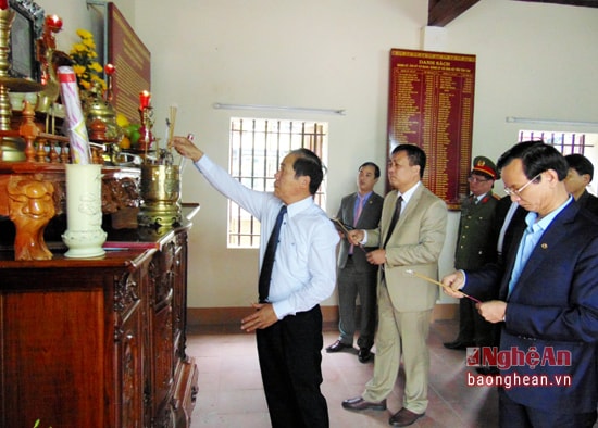 : Bí thư huyện ủy Lê Thành Nhân thắp hương trước anh linh đồng chí Nguyễn Đức Mậu