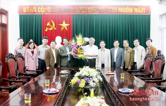 Lãnh đạo UBND huyện chúc mừng Cơ quan Huyện ủy. 
