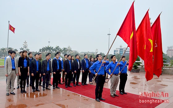 Tỉnh đoàn Nghệ An tổ chức lễ chào cờ trước Tượng đài Chủ tịch Hồ Chí Minh. Ảnh Thành Duy.