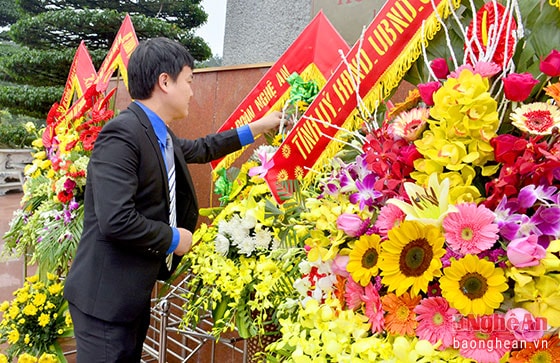 Bí thư Tỉnh đoàn Nghệ An Phạm Tuấn Vinh dâng lẵng hoa tươi thắm