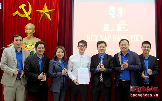 Các đồng chí Thường trực Tỉnh đoàn trao Quyết định kết nạp Đảng cho đồng chí Nguyễn Công Minh. Ảnh Quỳnh Ành, Tỉnh đoàn Nghệ An.