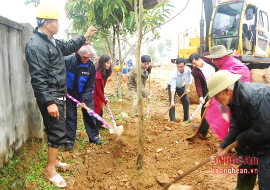 Lãnh đạo huyện và thị trấn Thanh Chương tham gia trồng cây đầu xuân với Chi bộ khối 10.