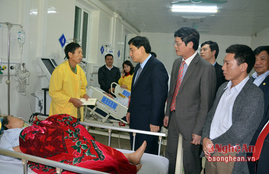Bí thư Tỉnh ủy, Nguyễn Đắc Vinh thăm hỏi, động viên bệnh nhân đang điều trị tại Bệnh viện Đa khoa Thành phố Vinh. Ảnh Thanh Lê.