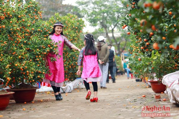 Đi chơi ngày Tết trên đường Lê nin. Ảnh: Sách Nguyễn