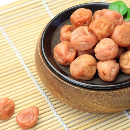 Vị chua của mận muối giúp giảm thèm ngọt.