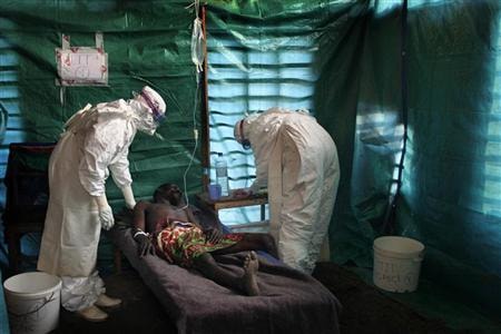 Nhân viên y tế điều trị cho bệnh nhân mắc Ebola tại Congo năm 2007. Ảnh: Reuters