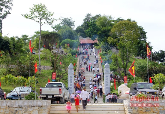 Nằm ở trung tâm xã Châu lý, huyện Quỳ Hợp (Nghệ An), đền Choọng là ngôi đền thiêng nơi miền Tây xứ Nghệ, là công trình thể hiện sự tri ân của hậu thế đối với tiền nhân.