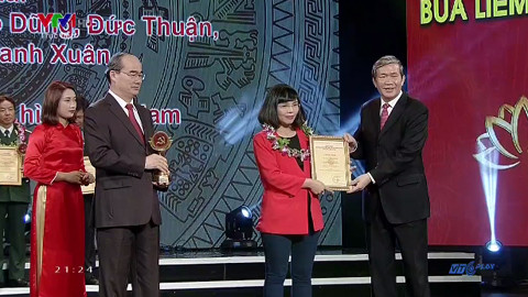 Thường trực Ban Bí thư Đinh Thế Huynh và Chủ tịch UB TƯ MTTQ Việt Nam Nguyễn Thiện Nhân trao giải cho tác giả đoạt giải nhất