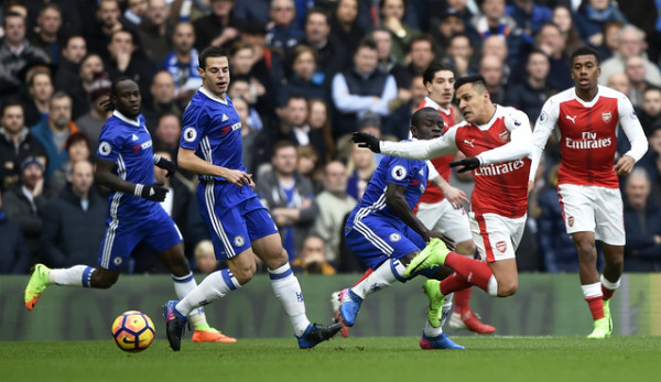 Hàng tiền vệ của Chelsea với ngôi sao đánh chặn N'golo Kante đã bóp chết lối chơi của Arsenal. Ảnh: Reuters.