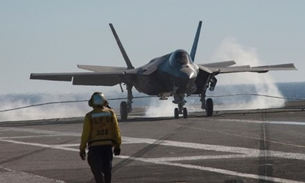 Tiêm kích F-35C hạ cánh trên tàu sân bay Mỹ. Ảnh: US Navy