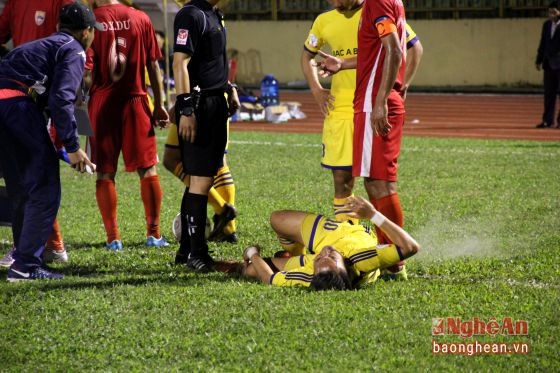 Trận đấu giữa SLNA và Đắk Lắk diễn ra quyết liệt, Phi Sơn suýt gặp phải một chấn thương nặng sau pha vào bóng của cầu thủ đội khách. Ảnh: Trung Kiên.