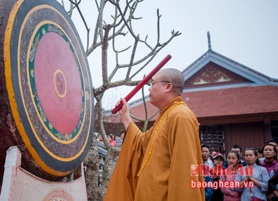 Hoà thượng Thích Thanh Nhiễu đánh trống khai lễ. Ảnh: Thành Cường.