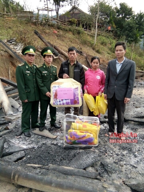 Đồn BP Thông Thụ, BĐBP Nghệ An tặng quà cho gia đình bị cháy. Ảnh: Hải Thượng.
