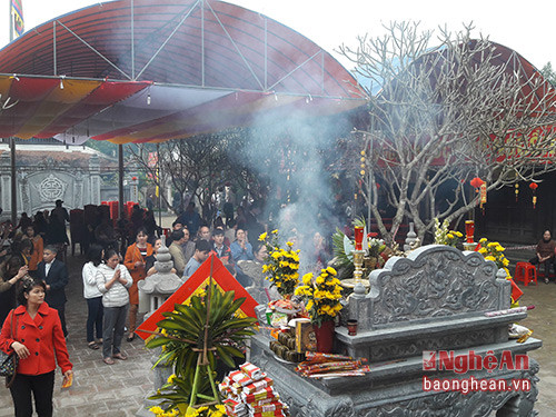 Người dân đến vãn cảnh, thắp hương ở Đền thờ Quang Trung (TP Vinh) - Ảnh: Đức Dũng