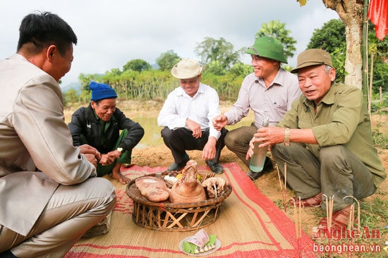 Mở đầu lễ hội là lễ cúng thần linh do những người có uy tín trong làng bản thực hiện. 