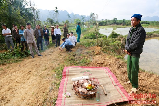 Lễ cúng gồm một mâm ngũ quả bao gồm có bánh kẹo, hoa quả, một chai rượu trắng, một con gà trống luộc, một đĩa xôi, một bát hương, hai chén rượu, một đôi đũa, một cuộn vải trắng do phụ nữ người Thái dệt, một đĩa trầu cau, một đôi vòng tay bằng bạc, lễ vật còn có một chum rượu cần làm bằng men gạo nếp do bà con sản xuất ra.