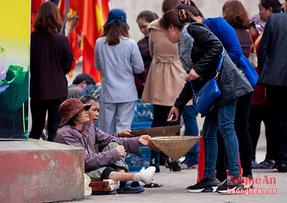 Những người ăn xin ngay trước cổng chùa Cần Linh, thành phố Vinh. Nhà chùa từng đưa ra nhiều biện pháp để giải quyết vấn nạn này song không mấy hiệu quả.