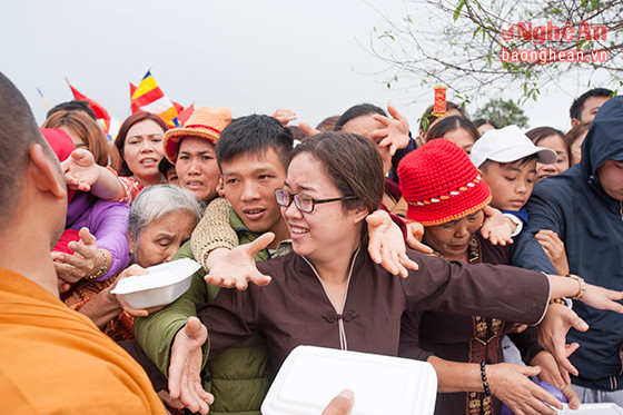 Nhiều người dân chen lấn lấy lộc, xin lộc ngày đầu năm tại chùa Đại Tuệ, Nam Đàn ngày đầu năm.