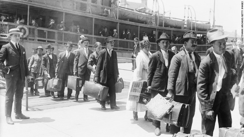 Người nhập cư đến đảo Ellis, New York hôm 27/5/1920.
