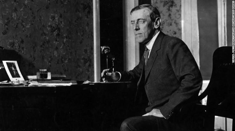Tổng thống Mỹ Woodrow Wilson đã phủ quyết Đạo luật Nhập cư 1917.