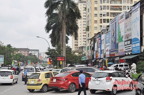 Bảo vệ rất vất vả để bố trí điểm đõ xe cho khách hàng. Chi nhánh công ty vàng Bắc miền trung đã phải thuê thêm 10 vệ sỹ để hỗ trợ thêm trong ngày Thần tài. Ảnh: Việt Phương