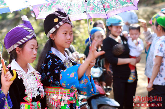 Thiếu nữ Mông trong ngày hội ném pao. Ảnh: Sách Nguyễn.