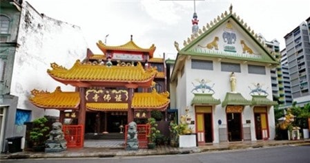 Chùa Sakya Muni Buddha Gaya là một trong những ngôi chùa Phật giáo nổi tiếng ở Singapore. Năm 1927, nhà sư người Thái có tên Vutthisara đã  đứng ra xây dựng công trình Phật giáo này.  