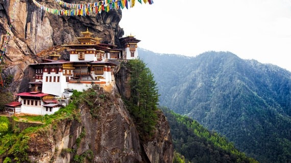 Tu viện Paro Taktsang, Bhutan: Đây là một trong những nơi linh thiêng nhất ở Bhutan có tên gọi đầy đủ là tu viện Taktsang Palphug, tên tiếng Anh là The Tiger's Nest Monastery (tu viện Hang Cọp). Tu viện nằm trên một vách núi đá, nhìn xuống thung lũng Paro, có độ cao hơn 3.000 m so với mực nước biển, gắn liền với quá trình tu tập và hành đạo của ngài Padmasambhava, người mang Phật giáo Mật tông từ Ấn Độ sang Tây Tạng đầu thế kỷ thứ 7.