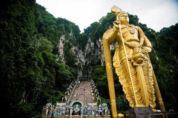 Động Batu, Malaysia: Nằm ở phía bắc, cách thủ đô Kuala Lumpur khoảng 13 km, nơi đây thu hút hàng triệu lượt du khách mỗi năm. Để lên thăm động chính, nơi có đền thờ Ấn Độ giáo ở độ cao 100 m, du khách phải vượt qua 272 bậc thang. Trong động là kho tàng kiến trúc đồ sộ với các bức tượng kích thước khác nhau do nghệ nhân điêu khắc người Ấn tạo thành, mô tả huyền thoại, các sự tích trong Ấn Độ giáo. 