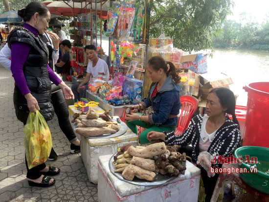 Nhiều thức ăn quê được bày bán trước cổng đền ông Hoàng Mười. Ảnh Phương Thúy