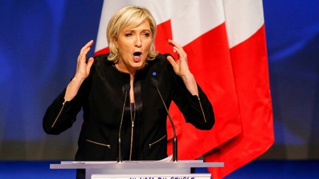 Bà Le Pen gặp gỡ cử tri tại thành phố Lyon ngày 5/2. Ảnh: Reuters