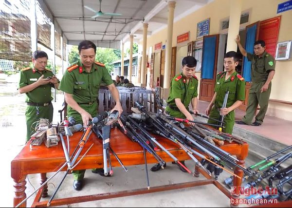 Công an huyện Qùy Hợp thu hồi súng tự chế. Ảnh: Thu Hường