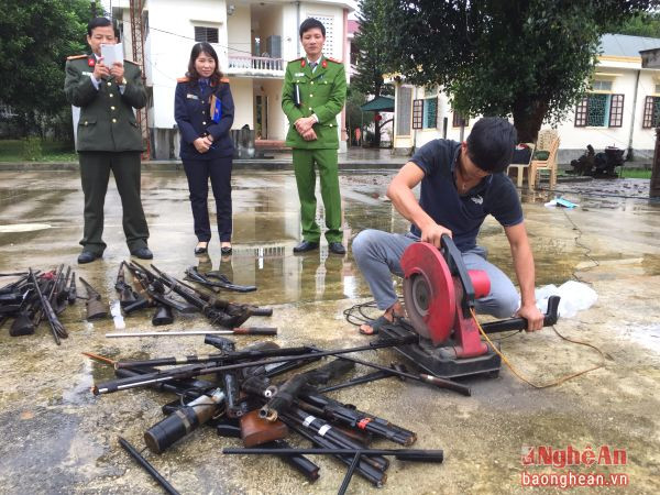 Công an huyện Quế Phong tiêu hủy vũ khí trái phép. Ảnh: Thúy Hằng