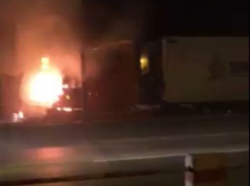 Xe container bất ngờ bốc cháy ngùn ngụt trên cầu Thanh Trì, Hà Nội hướng đi QL5 - Hải Phòng.