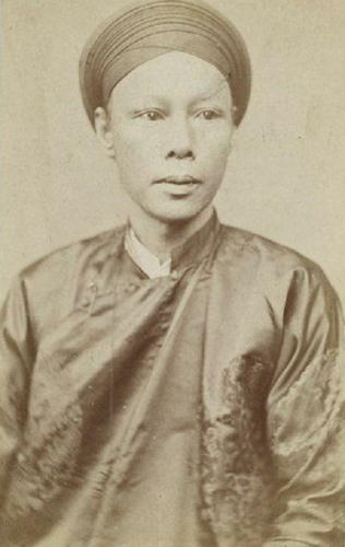 Trương Vĩnh Ký (1837-1898, tuổi Đinh Dậu) là một nhà bác học thông thạo trên 15 thứ tiếng, được xếp vào hàng các học giả đẳng cấp quốc tế thế kỷ 19. Ông cũng là chủ bút tờ Gia Định báo, để lại cho đời gần 100 quyển sách và bản thảo có giá trị.